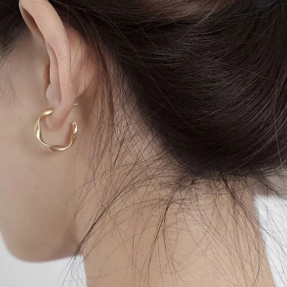 AlaniJBoutique Jewelry - Women’s Elegant Gold Round Pierced Hoop Earrings